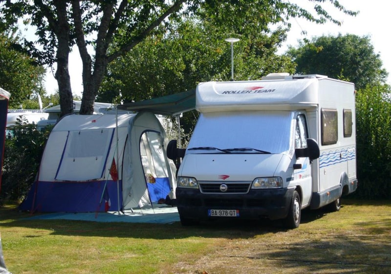 Piazzola Confort (tenda, roulotte, camper / 1 auto / Elettricità)