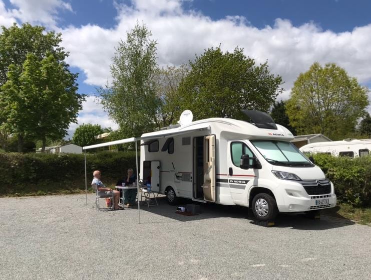 EMPLACEMENT STABILISE > 100 M2 CAMPING CAR AVEC EDF