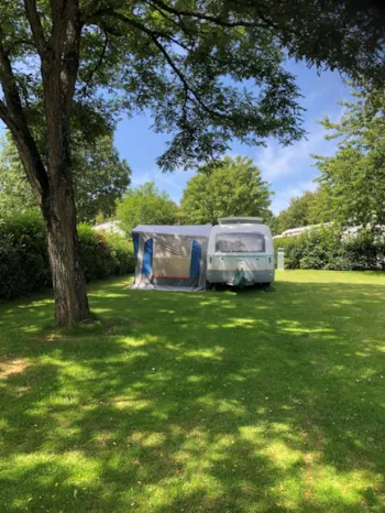Emplacement - Forfait Van / Caravane Eriba Avec Électricité - Camping TY NENEZ