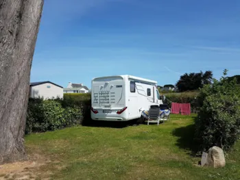 Stellplatz - Stellplatz (2 P. + Auto, Zelt, Wohnwagen, Wohnmobil) - Camping LE VARLEN