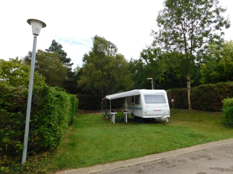 Emplacement 1 Tente Ou 1 Camping-Car Ou 1 Caravane + Véhicule (Sans Électricité)