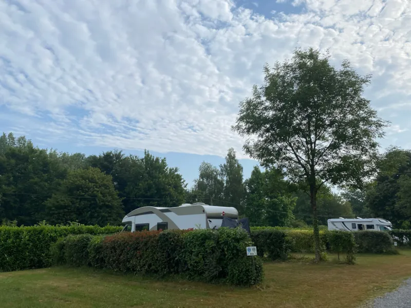 Emplacement 1 Tente Ou 1 Camping-Car Ou 1 Caravane + Véhicule (Sans Électricité)
