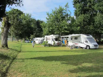 Stellplatz - Campingplatz Am Seeufer Mit Strom - Camping du Lac au Duc 