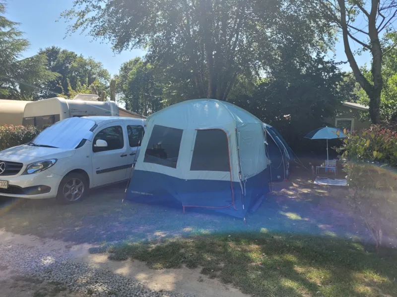 Emplacement Véhicule Ou Caravane Ou Camping-Car