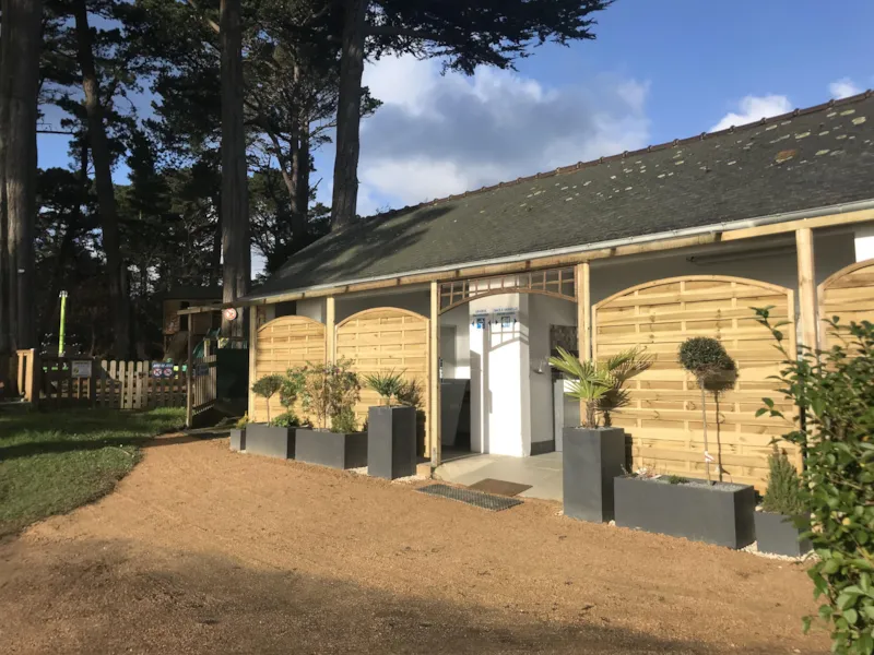 Pod 15 M2 + Chalet Cuisine 9 M2 Sans Sanitaires Avec Tv (2 Adultes Et 2 Enfants)