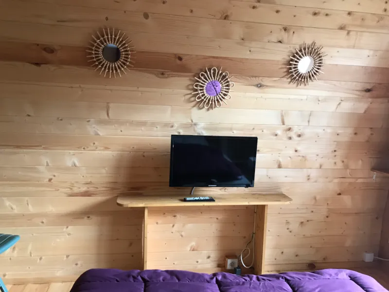 Pod 15 M2 + Chalet Cuisine 9 M2 Sans Sanitaires Avec Tv (2 Adultes Et 2 Enfants)