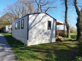 Mietunterkunft - Mobilheim Kervoyal Confort 27M² (2 Schlafzimmer) + Überdachte Terrasse + Tv - Flower Camping La Blanche Hermine