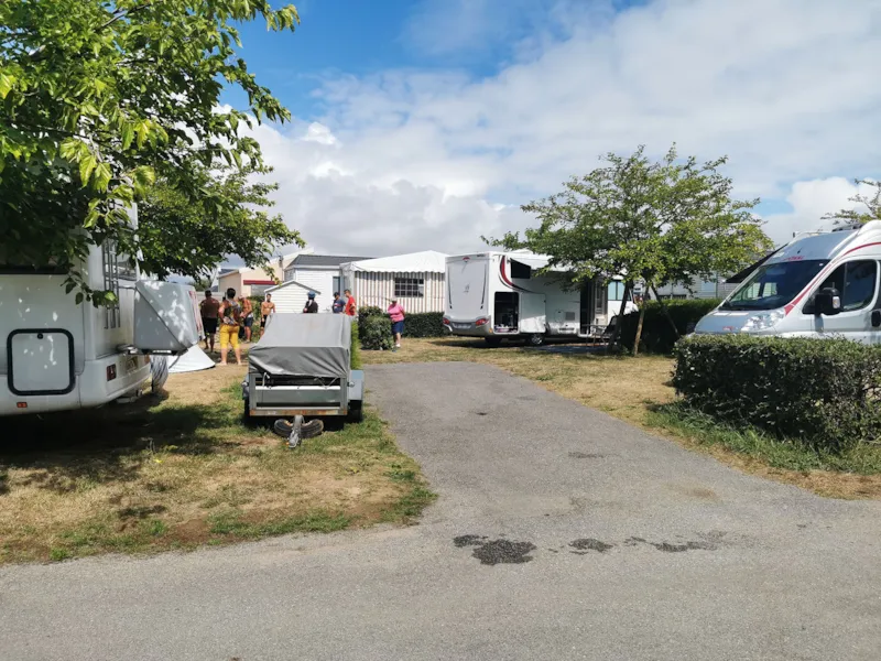 Emplacement  Camping Parc *** (Coté Piscine)