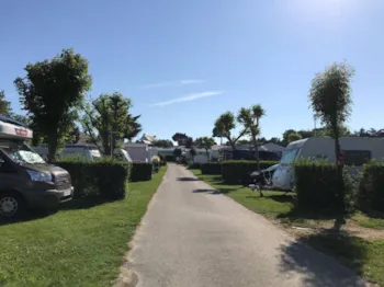 Stellplatz - Pauschale : Stellplatz + 1 Auto + Strom - Camping Le Dolmen
