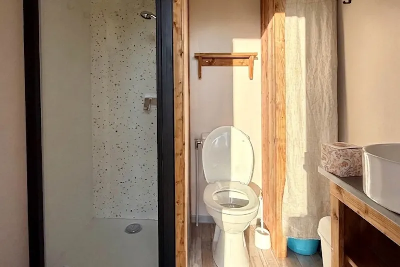 Emplacement Premium Avec Bloc Sanitaire Individuel