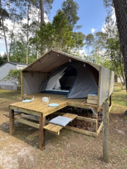 Accommodation - Cabane Vélo , Plancher Bois, Table - Camping Vert Bord'Eau