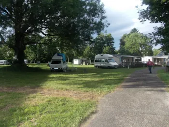 Stellplatz - Stellplatz + 1 Auto + Zelt , Wohnwagen Oder Wohnmobil - Camping les Cigognes