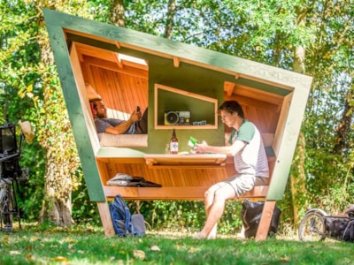 Stage hut
