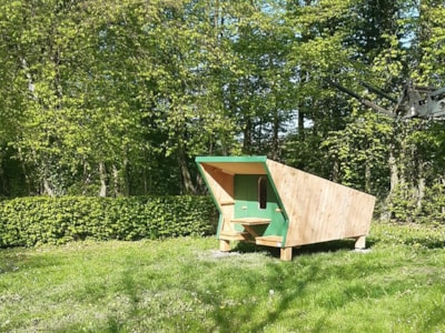 Stage hut