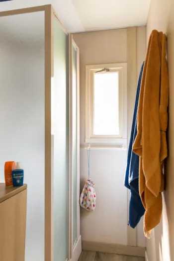 Mietunterkunft - Chalet Club Confort + 24M² - 2 Zimmer + Überdachte Terrasse - Camping Le Mas de la Plage
