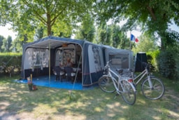 Kampeerplaats(en) - Basisprijs Comfortplaats (1 Tent, Caravan Of Camper / 1 Auto / Elektriciteit 10A) - Camping La Promenade