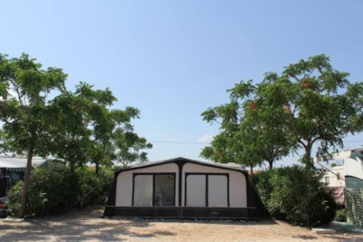 Pitch 70-80m² with hedge, trees, water and electricity — 1