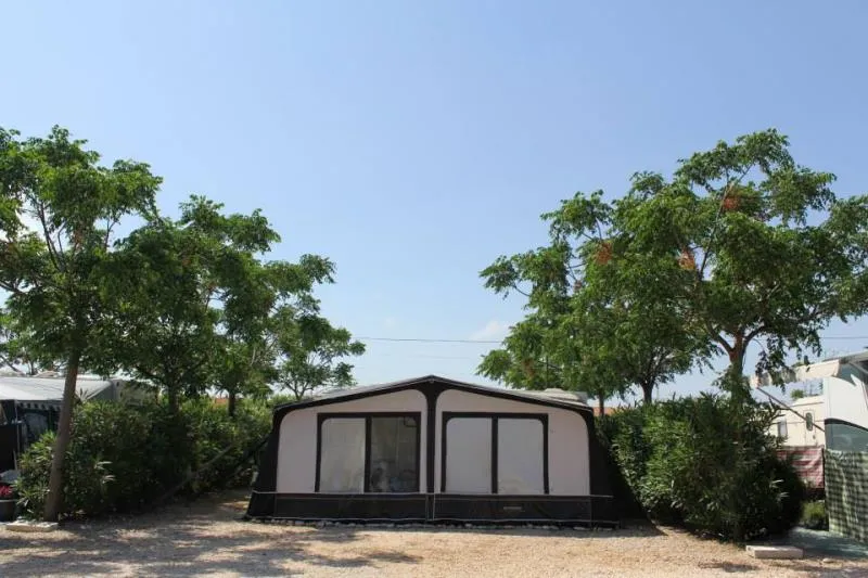 Kampeerplaats 70-80m² met heg, bomen, water en elektriciteit