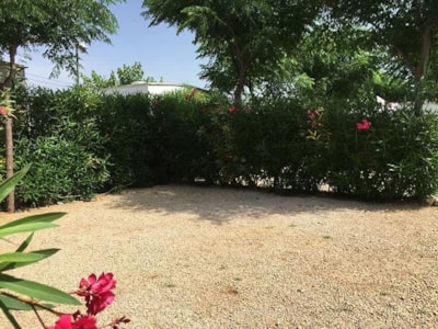 Pitch 70-80m² with hedge, trees, water and electricity — 2