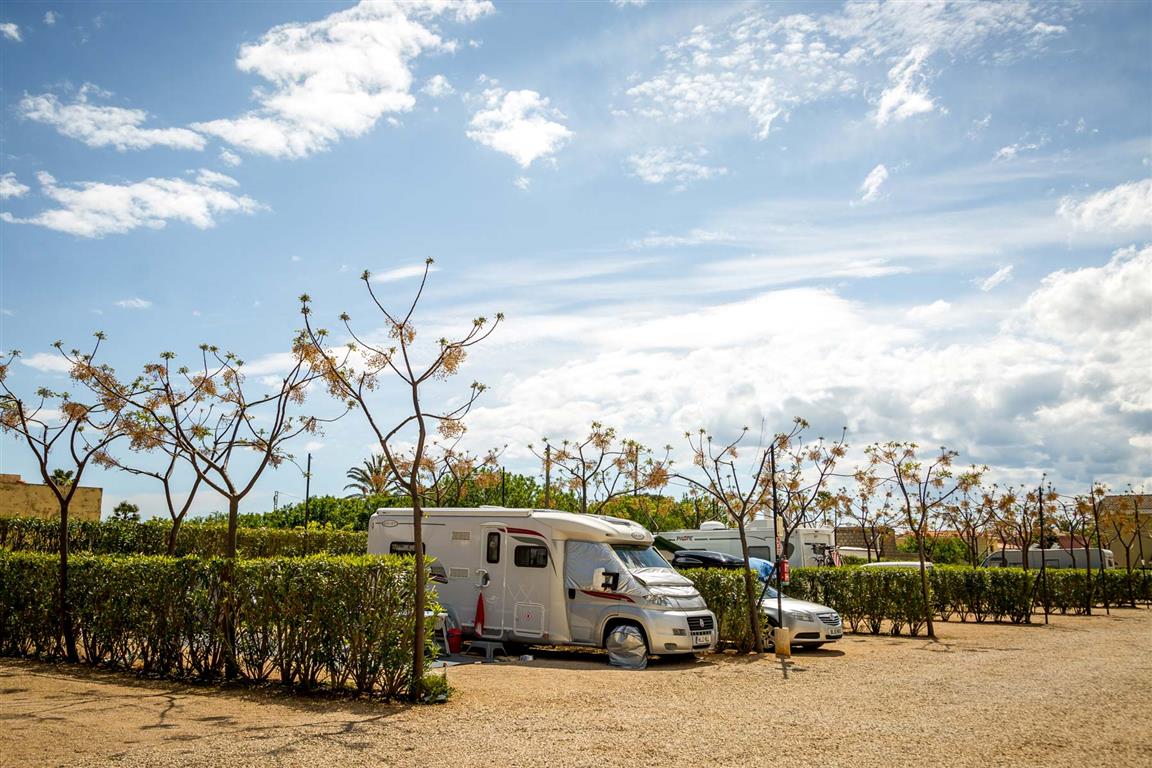 Stellplatz 120M² Mit Hecke, Bäumen, Wasser, Kanalisation Und Strom