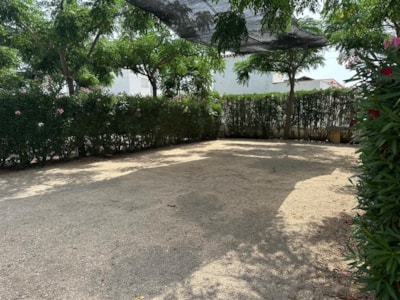 Pitch 120m² with hedge, trees, connection to water, drainage and electricity — 3