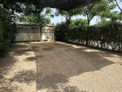Pitch 120m² with hedge, trees, connection to water, drainage and electricity — 4