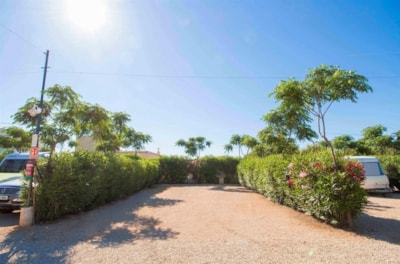 Pitch 120m² with hedge, trees, connection to water, drainage and electricity — 5