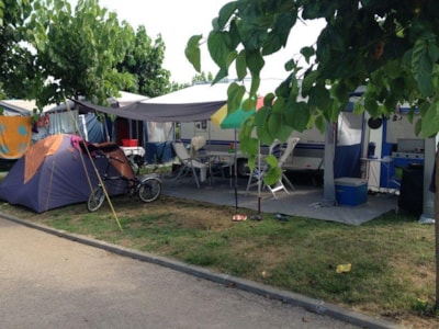 Confort Pitch: car + tent/caravan or camping-car  + electricity +water — 8