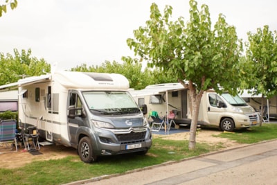Confort Pitch: car + tent/caravan or camping-car  + electricity +water — 5