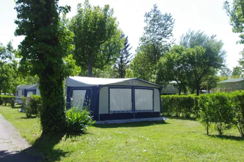 Emplacement - Emplacement Forfait Tente - Véhicule, Tente Sans Électricité - image n°4 - Camping Kanopée Village