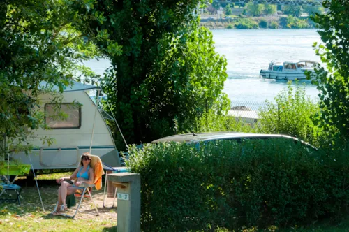 Emplacement - Emplacement Forfait Tente - Véhicule, Tente Sans Électricité - image n°1 - Camping Kanopée Village