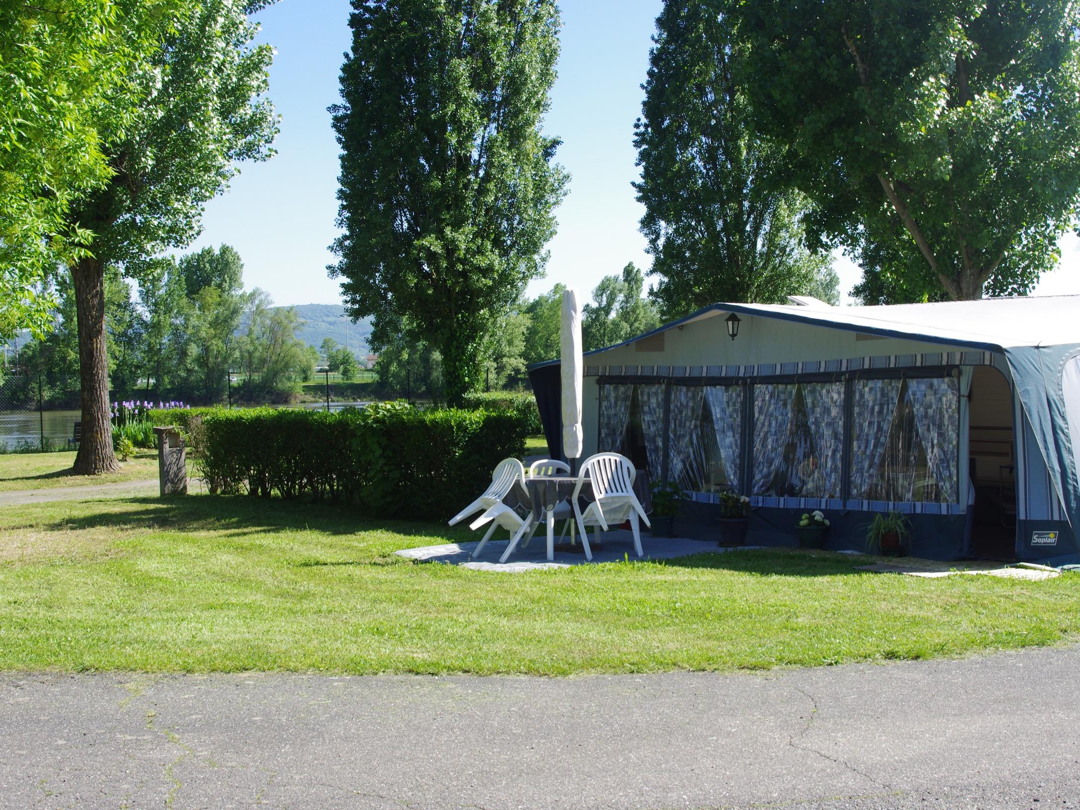 Emplacement - Emplacement Forfait Confort Tente, Caravane + Véhicule Ou Camping-Car Avec Électricité - Camping Kanopée Village