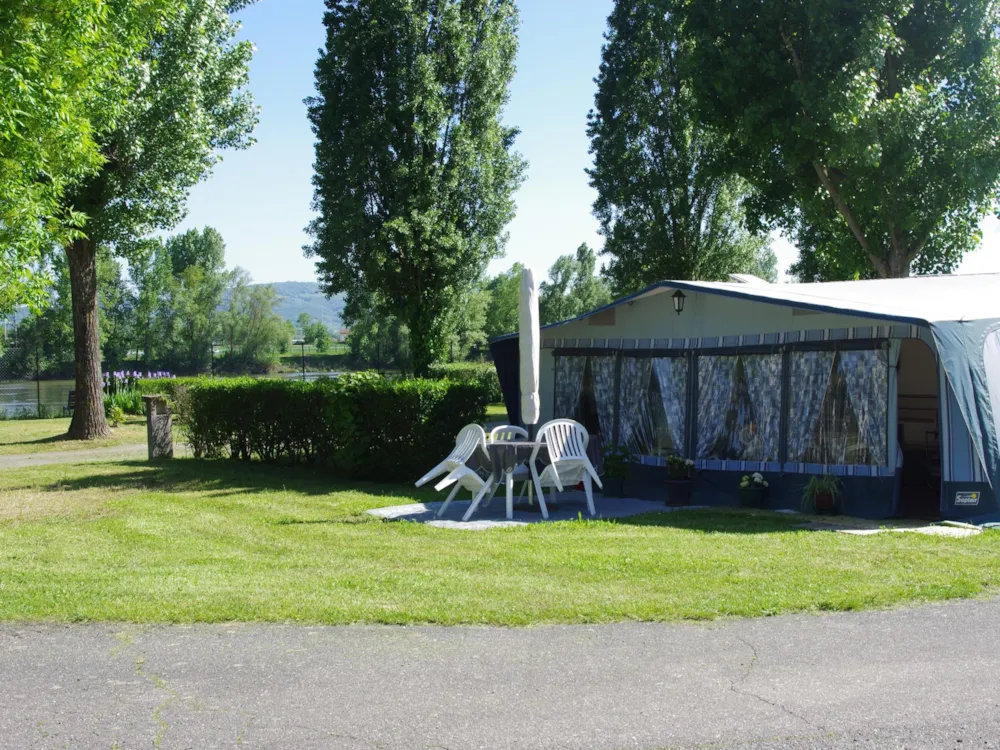 Standplaats forfait Comfort - auto, tent, caravan of camper met elektriciteit