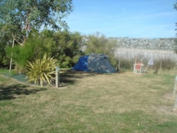 Kampeerplaats(en) - Basisprijs Natuurplaats (1 Tent Or Caravan + 1 Auto / 1 Caravan Of Camper) - Camping Paradis Grand'R
