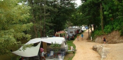 Pitch Grand Comfort Package (caravan or motorhome) + electricity 10A + water + evacuation — 2