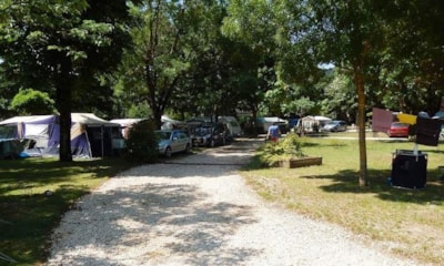 Pitch Grand Comfort Package (caravan or motorhome) + electricity 10A + water + evacuation — 1