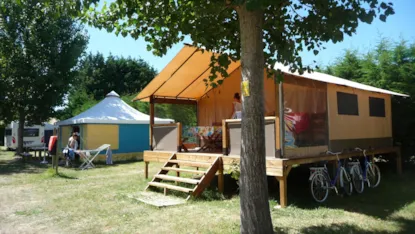 Tente Victoria Premium Équipée Sanitaires 40M², 2 Chambres, Coin Cuisine Équipée, Salle De Bain + Wc. Très Grande Terrasse