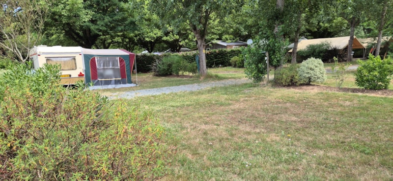 CONFORT-Stellplatz von 80 bis 100m² mit 6A Strom