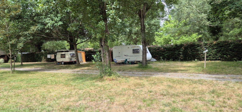 CONFORT XL-Stellplatz von 100 bis 150m² mit 6A Strom