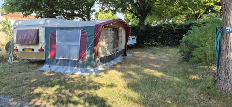 CONFORT-Stellplatz von 90 bis 100m² mit 6A Strom