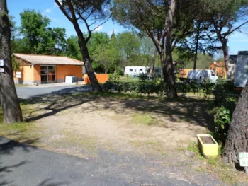 Stellplatz - Pauschale: Stellplatz + Auto + Zelt Oder Wohnwagen - Camping Les Pins Le Congo