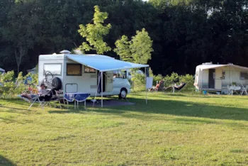 Emplacement - Emplacement Basic  : Voiture + Tente/Caravane Ou Camping-Car + Électricité 6A (<=4 Khw) - Camping Tikvah