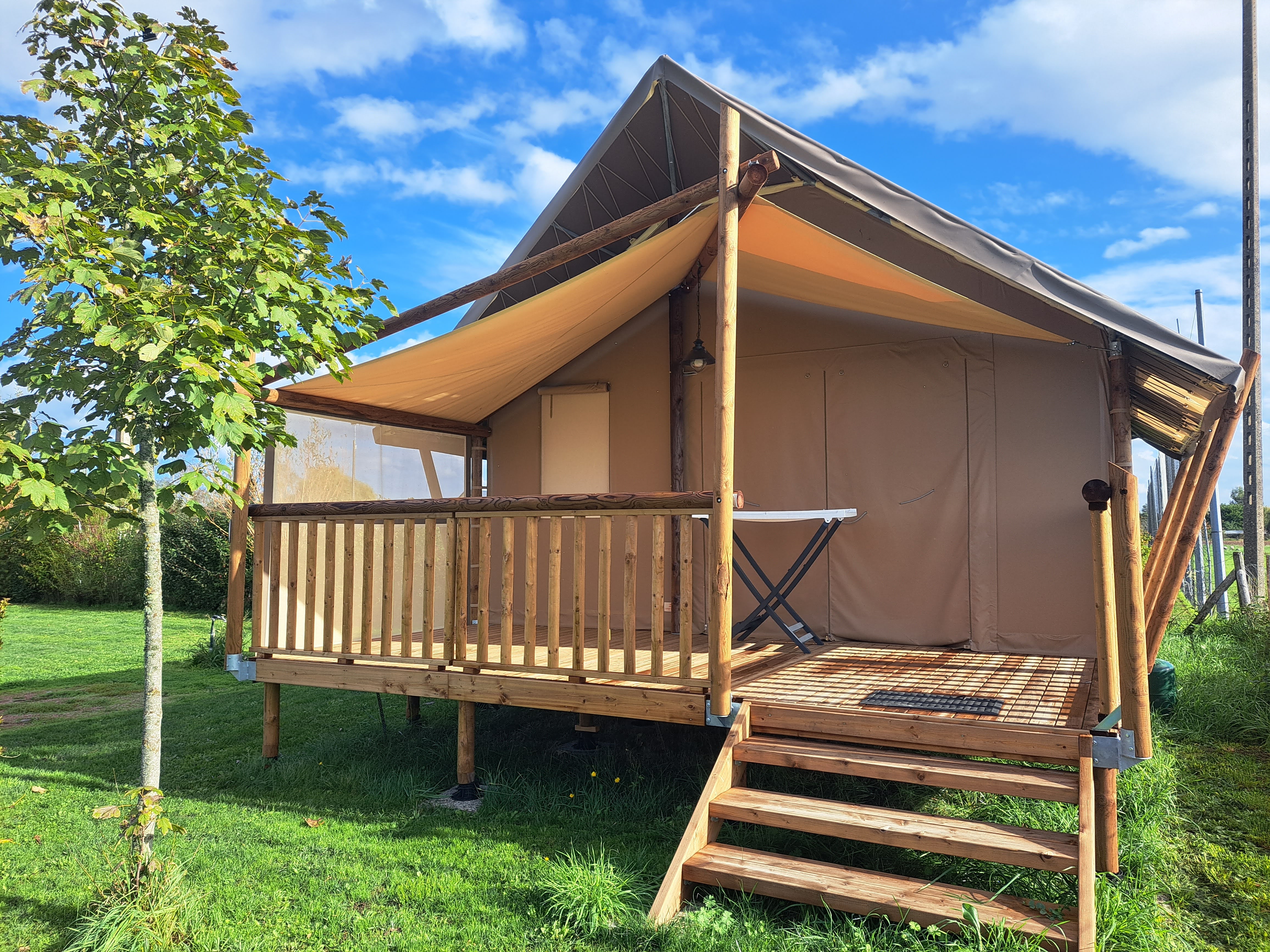 Location - Lodge Toilé Confort 25M² (2 Chambres) - Avec Sanitaires - Terrasse Couverte - Camping Loire et Châteaux