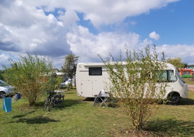 Comfort Package (1 tent, caravan or motor home / 1 car / electricity/ 2 pers included)