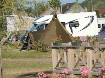 Comfort Package (1 tent, caravan or motor home / 1 car / electricity/ 2 pers included)