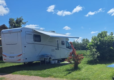 Comfort Package (1 tent, caravan or motor home / 1 car / electricity/ 2 pers included)