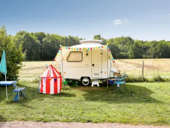 Emplacement - Forfait Confort (1 Tente, Caravane Ou Camping-Car / 1 Voiture / Électricité/ 2 Pers. Incluses) - Flower Camping Loire et Châteaux