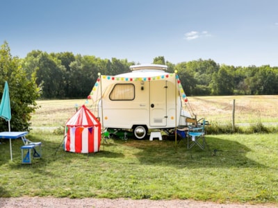 Comfort Package (1 tent, caravan or motor home / 1 car / electricity/ 2 pers included)