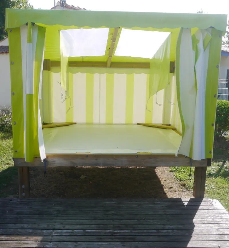 Campétoile (Cabane Toilée Sur Sommier Trampoline Ventilé, Terrasse Bois Avec Table De Pique-Nique, )