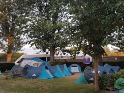 Parcela - Parcela Especial Excursionista Andando O Ciclista Con Tienda + Electricidade 16A  (Persona Adicional No Aplicable) - Flower Camping Le Pré des Sables